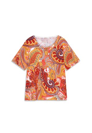 Haut à manches courtes avec un motif cachemire coloré en rouge, orange et violet sur un fond blanc ; encolure ronde ; tissu léger.