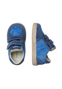 Blauwe stoffen schoenen met klittenbandsluitingen, ronde neuzen, witte rubberzolen en contrasterende blauwe accenten. Textuur met stikseldetails.
