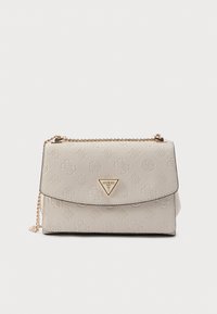 Weiße Lederhandtasche mit geprägtem Muster, goldfarbenen Beschlägen und Kettenriemen. Klappverschluss mit dreieckigem Logo-Akzent.