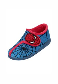 Zapatilla de fieltro azul con interior y tirante rojo, diseño de telaraña negra y un emblema de Spider-Man en el costado.