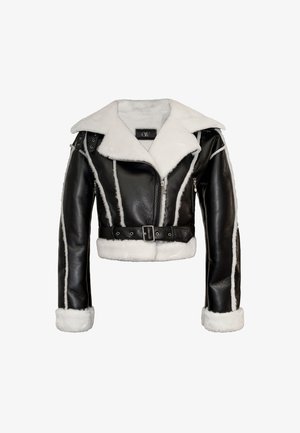 Musta nahkainen lyhyt takki, jossa on valkoinen tekoturkiskaulus ja -hihansuut. Takissa on vyöllinen vyötärö ja vetoketjulliset taskut, ja sitä koristaa kontrastivalkoinen ompelu.