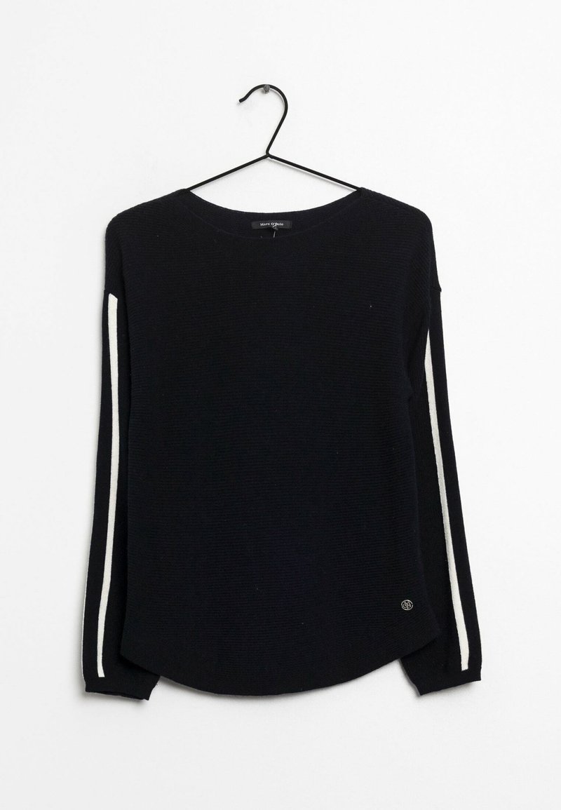 Maglione nero a maniche lunghe con strisce bianche sulle maniche, colletto tondo, appeso a una gruccia nera su uno sfondo bianco.