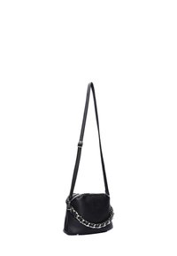 Borsa a tracolla nera in pelle con finitura testurizzata, tracolla regolabile e accentuazione in catena argentata. Design compatto con dettaglio del logo sulla parte frontale.