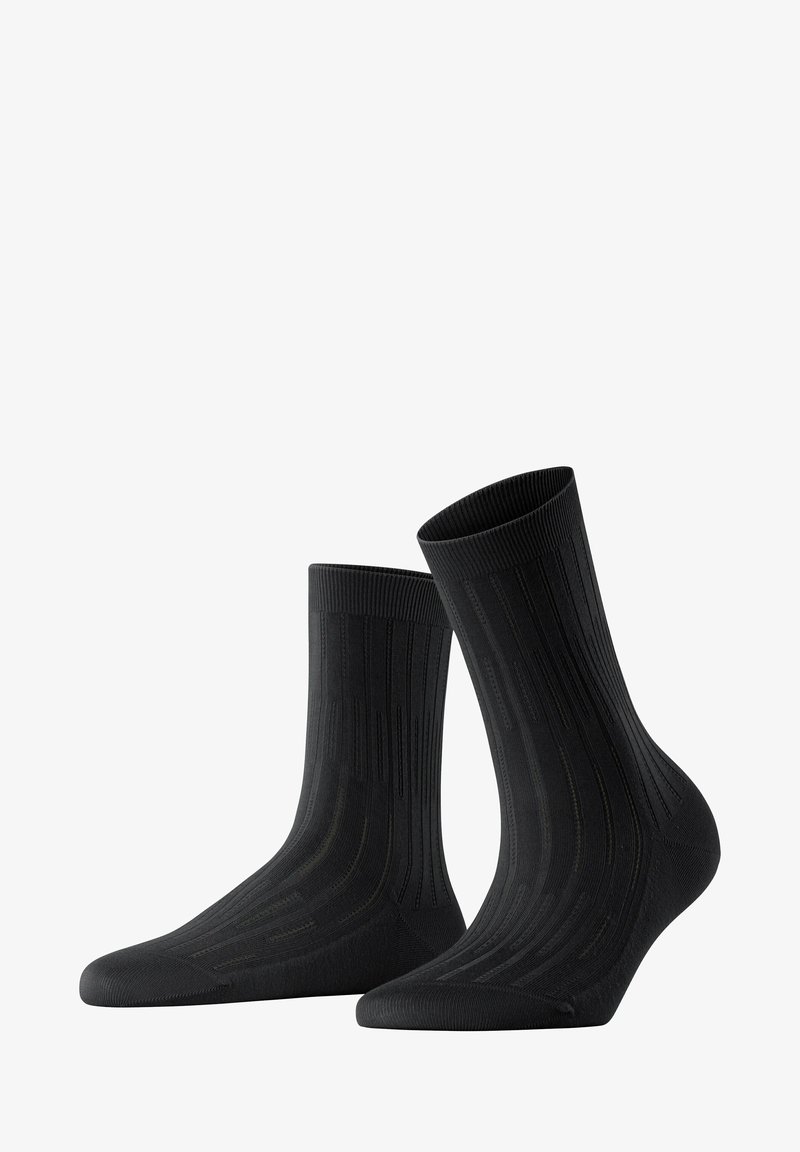 Schwarze Socken aus einem glatten, dehnbaren Stoff mit vertikalen Rippmustern und einer verstärkten Zehenpartie für erhöhte Haltbarkeit.