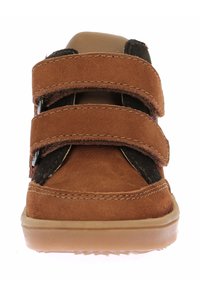 Sandal de gamuza marrón con dos correas de Velcro, acentos de tela negra, suela de goma y forma redondeada. Parte superior texturizada con detalles de costura.
