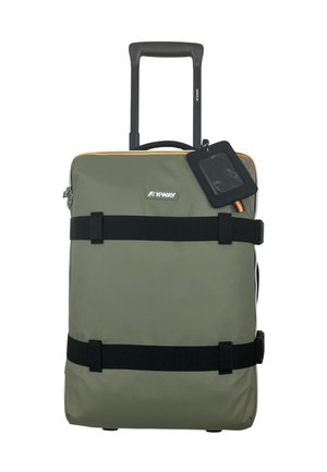 Valigia morbida verde con maniglia nera retrattile, due cinghie orizzontali nere e etichetta per bagagli nera attaccata.