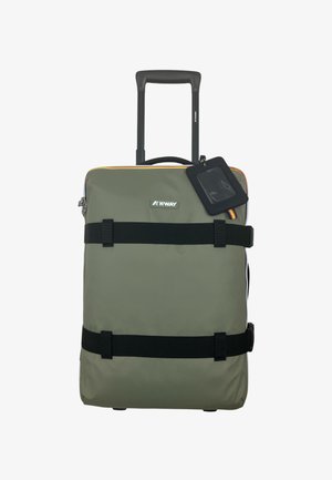 Valigia morbida verde con maniglia nera retrattile, due cinghie orizzontali nere e etichetta per bagagli nera attaccata.