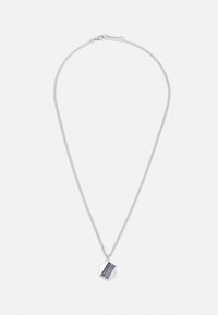 Colar de corrente em prata com um pendente hexagonal com uma faixa roxa, textura suave e acabamento polido.