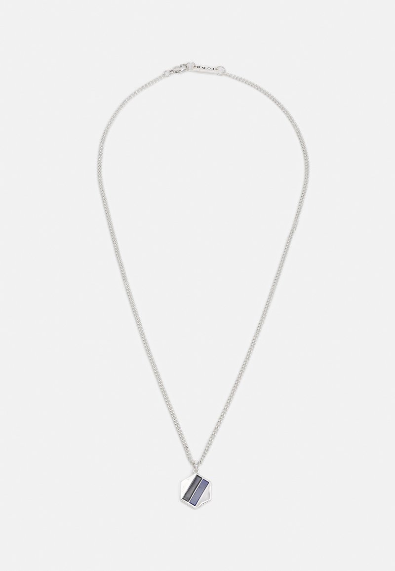 Colar de corrente em prata com um pendente hexagonal com uma faixa roxa, textura suave e acabamento polido.