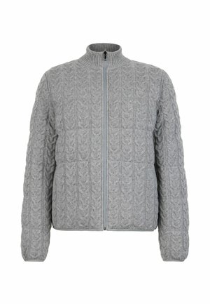 Graue Strickjacke mit hohem Kragen, Reißverschluss und strukturiertem Zopfmuster. Der Stoff ist weich und vermittelt ein gemütliches Erscheinungsbild.