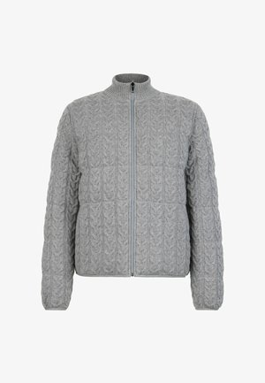 Grijze gebreide jas met een hoge kraag, ritssluiting en een getextureerd kabelpatroon. De stof is zacht en heeft een gezellige uitstraling.