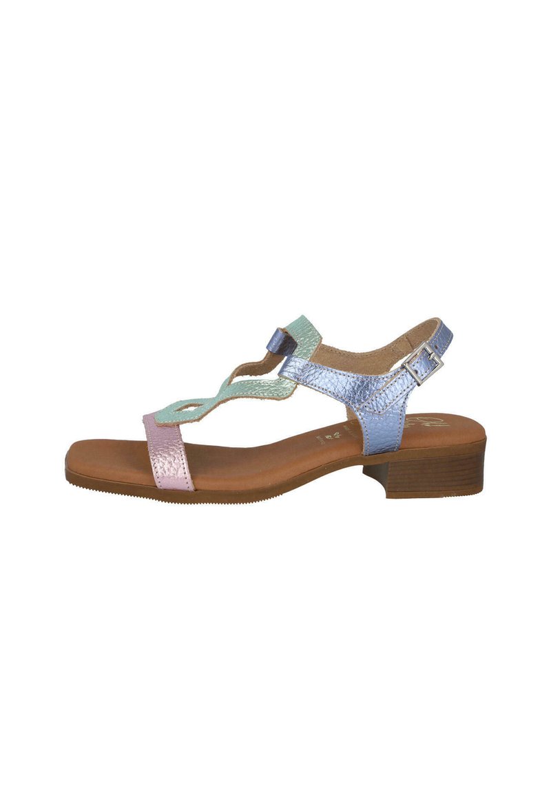 Sandalia de cuero con un tacón bajo; presenta tiras metálicas en azul, rosa y menta; hebilla ajustable; diseño de punta abierta.