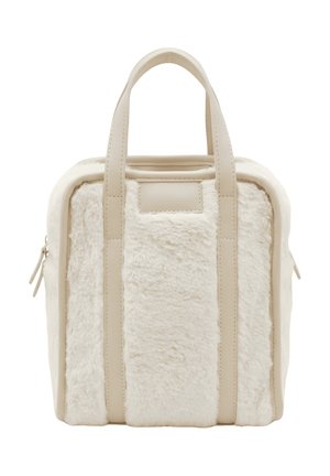 Bolso de mano color crema con correas verticales de cuero y paneles de tela suave y aterciopelada, con dos asas y cierre de cremallera en los lados.