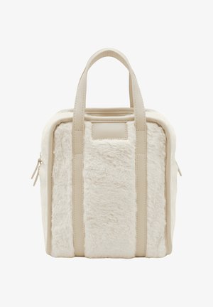 Bolso de mano color crema con correas verticales de cuero y paneles de tela suave y aterciopelada, con dos asas y cierre de cremallera en los lados.