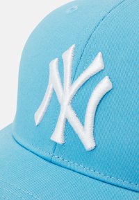 Hellblaues Basecap aus eine Baumwollmischung. Mit einem weißen gestickten "NY"-Logo. Strukturierte Oberfläche mit genähten Akzenten.