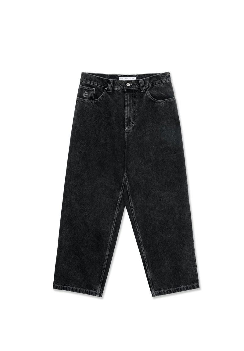 Pantalones de mezclilla anchos en negro con cierre de botón, dos bolsillos frontales y un parche trasero. Presentan un ligero desgastado y costuras en contraste.