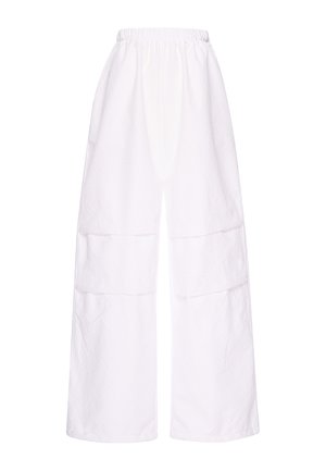 Pantalon blanc à jambes larges avec taille élastique et grandes poches carrées à l'avant des cuisses, en tissu texturé.