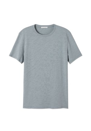 Lühikeste varrukatega ümar kaelusega T-särk pehmest, helesinisest kangast, millel on peen tekstuurimuster ja viimistlemata servade detail.
