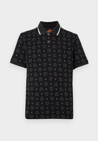 Polo negro con un patrón repetido de logotipos. Presenta un cuello clásico con detalles en blanco y una tapeta con dos botones. Mangas cortas.