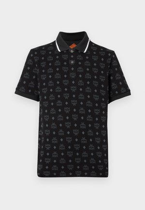 Sort polo med et gentaget logo mønster. Har en klassisk krave med hvide detaljer og to-knaps lukning. Korte ærmer.