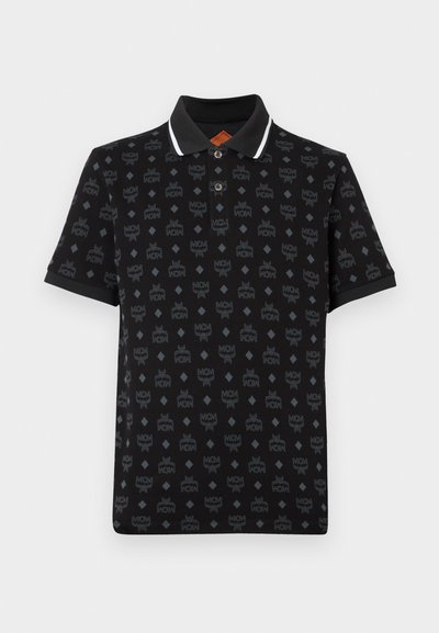 Polo preta com padrão repetitivo de logótipo. Apresenta uma gola clássica com detalhes brancos e uma pala com dois botões. Mangas curtas.