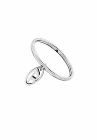 Silver ring med en slät ring och en oval tagg med en öppen geometrisk design, samt en liten svart accent i mitten.