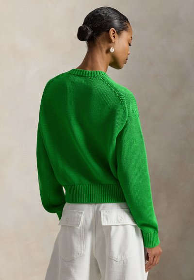 Πλεκτό πράσινο πουλόβερ με χαλαρή εφαρμογή, στρογγυλή λαιμόκοψη και ριμπ τελείωμα. Διαθέτει υφή υφάσματος και ραφές ώμων που πέφτουν χαμηλά.
