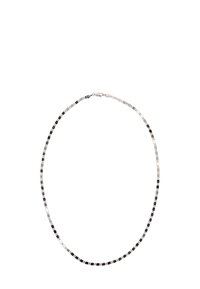Srebrno-czarny naszyjnik z koralików, w którym kwadratowe i okrągłe koraliki są ze sobą przeplatane, o gładkiej fakturze i z zapięciem.