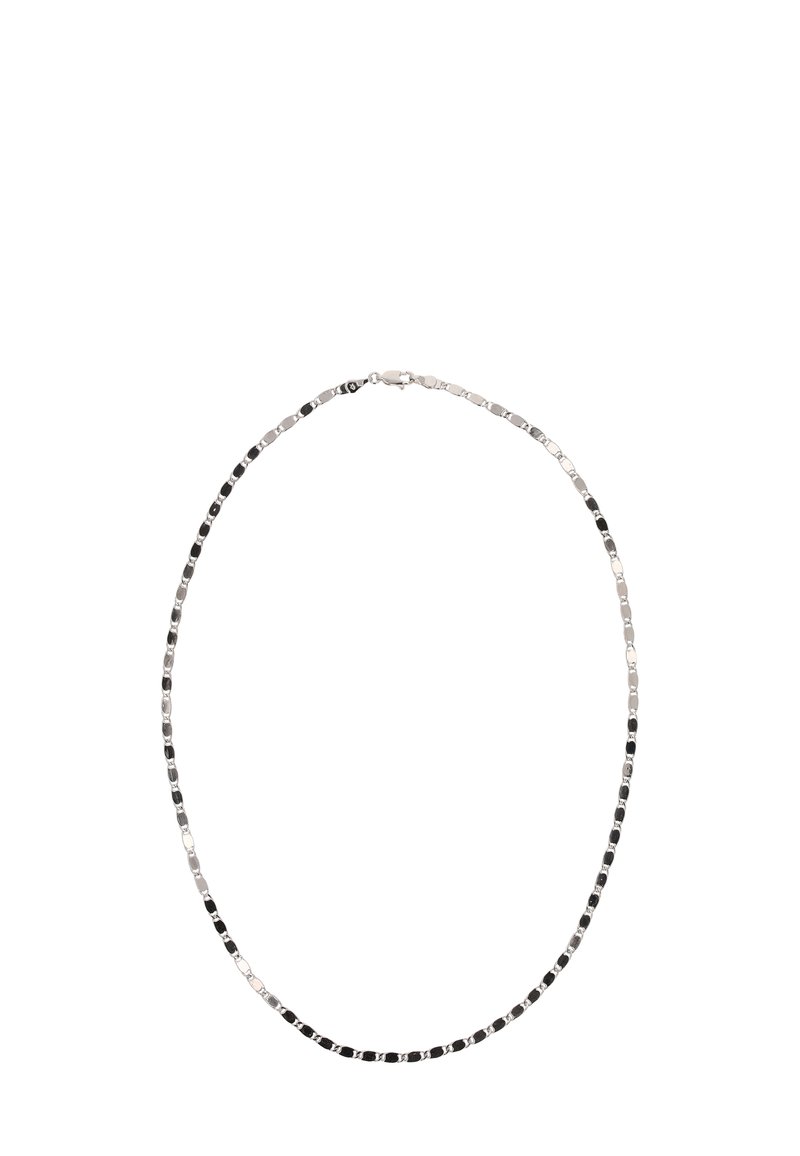 Srebrno-czarny naszyjnik z koralików, w którym kwadratowe i okrągłe koraliki są ze sobą przeplatane, o gładkiej fakturze i z zapięciem.