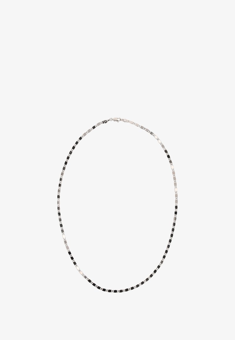 Srebrno-czarny naszyjnik z koralików, w którym kwadratowe i okrągłe koraliki są ze sobą przeplatane, o gładkiej fakturze i z zapięciem.