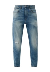 Jeans de mezclilla azul con ajuste tapered, lavado claro, textura desgastada y pequeñas áreas desgastadas en los muslos. Cierre con botón de metal.