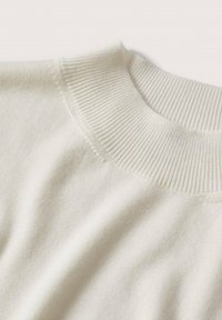 Maglione bianco a maglia con scollatura a girocollo a costine e texture morbida, con tessuto liscio che si estende verso la zona delle spalle.