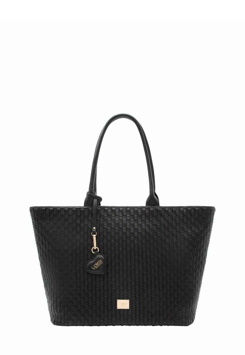 Borsa tote nera intrecciata con due manici robusti, un ciondolo dorato e una targhetta con il logo in metallo. Il materiale appare testurizzato e resistente.