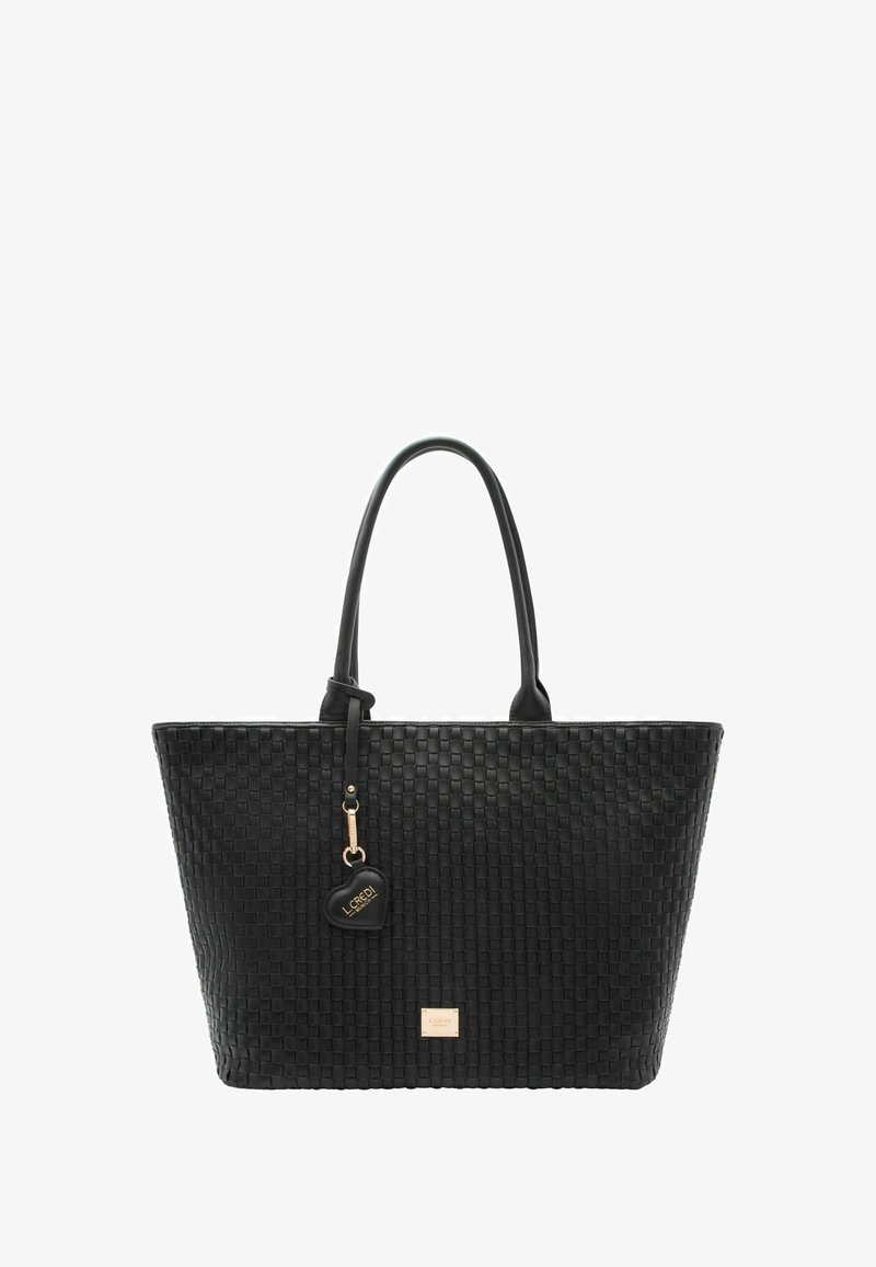 Borsa tote nera intrecciata con due manici robusti, un ciondolo dorato e una targhetta con il logo in metallo. Il materiale appare testurizzato e resistente.