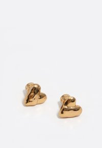 Pendientes en forma de corazón en tono dorado con un acabado pulido. El diseño presenta curvas suaves y una superficie texturizada para mayor dimensión.