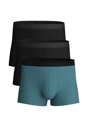 Drie paar herenshort, twee zwarte paar gestapeld achter een turquoise paar met zwarte taillebanden.