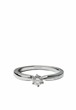 Anillo de banda de plata con una piedra central redonda y brillante, acabado pulido, marca grabada y diseño minimalista.