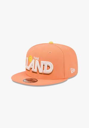 Orangefarbene Snapback-Kappe mit besticktem Text "THE LAND" in Weiß und Gelb. Flaches Visier und Belüftungsösen für Atmungsaktivität.