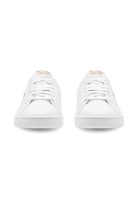 Baltos spalvos žemo profilio Reebok sportbačiai su raišteliais, oranžiniu logotipu ant liežuvėlių ir storu baltu padais, vaizduojami iš priekio ant balto fono.