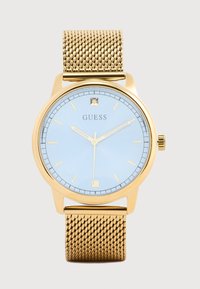 Gouden horloge met een mesh band, lichtblauwe wijzerplaat, gouden uurmarkeringen en een kleine kristal bij de positie van 12 uur.