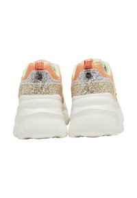 Tennarit, joissa monivärinen oranssin, kullan ja hopean kimaltava p�äällinen, paksu valkoinen välipohja ja teksturoidut takaosan yksityiskohdat.