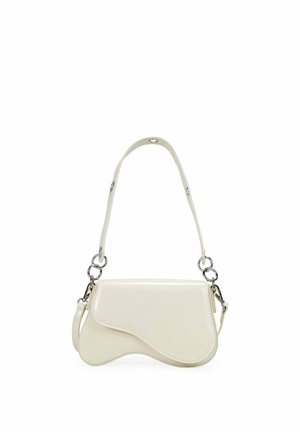 Bolso de hombro de cuero color crema con solapa curva, anillos de metal plateado y correa desmontable sobre un fondo blanco.