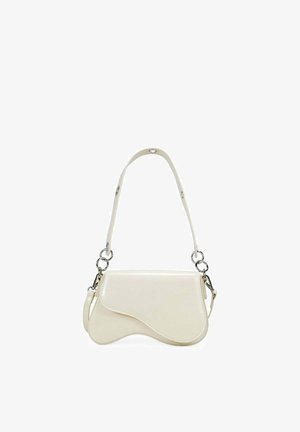 Bolso de hombro de cuero color crema con solapa curva, anillos de metal plateado y correa desmontable sobre un fondo blanco.