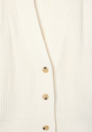 Kremowy sweter dzianinowy z głębokim dekoltem w kształcie V, prążkowaną teksturą i złotymi guzikami z przodu.