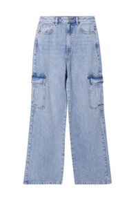 Lichtblauwe denim cargo broek met wijde pijpen, meerdere zijzakken en een klassieke vijfzakkenontwerp. Voorzien van een knoopsluiting en riemlussen.