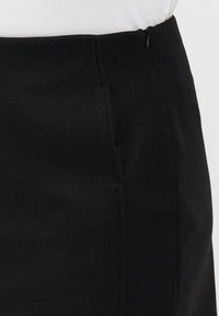 Vero Moda Curve VMCFORTUNEALLISON SHORT - Áčková sukně - black