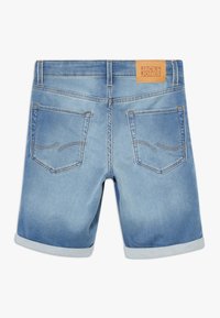 Shorts de mezclilla azul claro con dobladillo doblado, que cuentan con dos bolsillos traseros y una etiqueta de marca de cuero en la cinturilla.