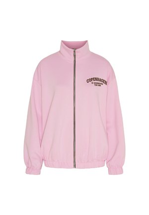 Lyserød lynlåstrøje med høj krave, elastiske manchetter og kant samt brun tekst på brystet med teksten "København er, hvor du end er."