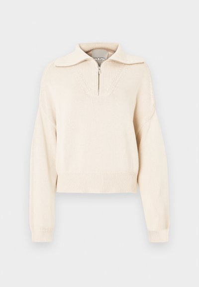 Kreemjas kudumipullover, millel on veerandi lukuga krae, tekstureeritud paneel rinnal ning soonilised varrukate ja alus. Lühike pikkus.