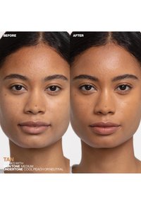 Les portraits avant et après montrent une personne à la peau de teinte moyenne. Le côté droit présente un teint plus lisse et plus uniforme, avec un bronzage accentué.